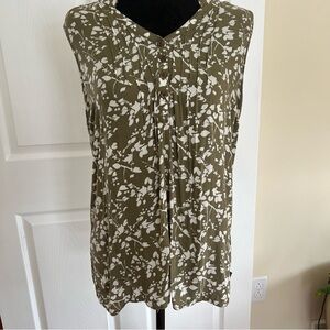 The North Face women’s floral top Size  Med
Olive green and cream